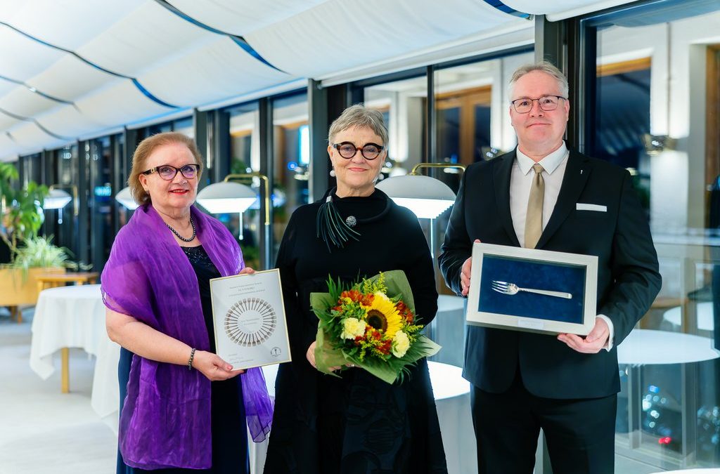 Suomen Gastronomien Seuran ansiomerkki ravintoloitsija Asta Nurmilaukkaalle