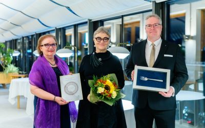 Suomen Gastronomien Seuran ansiomerkki ravintoloitsija Asta Nurmilaukkaalle